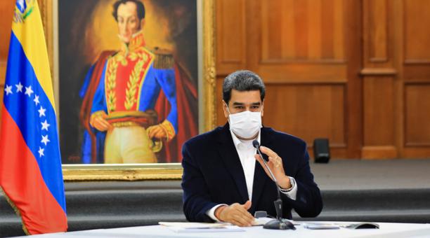Fotografía por la Presidencia venezolana que muestra al presidente de Venezuela, Nicolás Maduro, usando una máscara facial como medida preventiva contra el nuevo coronavirus, covid-19, durante una reunión con miembros de las Fuerzas Armadas Nacionales Bol
