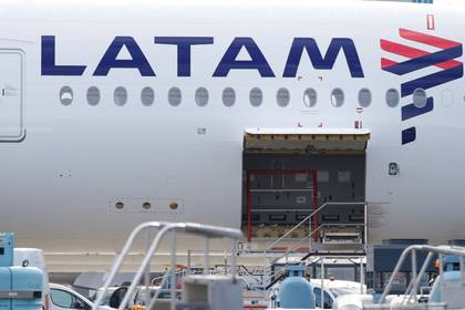 El logo de LATAM Airlines en el fuselaje de un avión Airbus (Reuters/archivo)