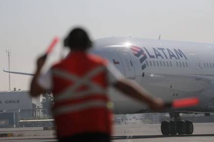 Un avión de pasajeros de LATAM Airlines llega al aeropuerto Arturo Merino Benitez de Santiago, Chile. Mayo 26, 2020. REUTERS/Iván Alvarado