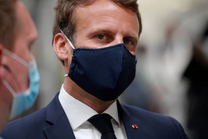 Emmanuel Macron visita con una mascarilla una fábrica en Etaples (Reuters)