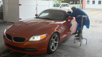 El doctor Miami atiende desde su estacionamiento