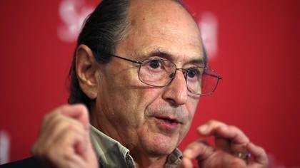 El biofísico de la Escuela de Medicina de la Universidad de Stanford, Michael Levitt, habla durante una conferencia de prensa después de ganar el Premio Nobel de Química el 9 de octubre de 2013 en Stanford, California (Justin Sullivan/Getty Images/AFP)