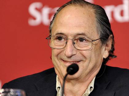 Michael Levitt en una conferencia de prensa en 2013 (Photo by Hap/Quirky China News/Shutterstock)