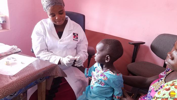 Una enfermera examina a un niño en Ghana.