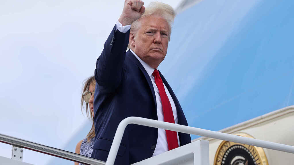 Donald Trump subiendo al avión presidencial.