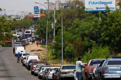 Largas filas se registran en todo el país por la falta de gasolina (REUTERS/Isaac Urrutia)