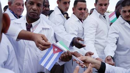 Médicos cubanos en La Habana, Cuba. 21 de marzo de 2020. REUTERS/Alexandre Meneghini