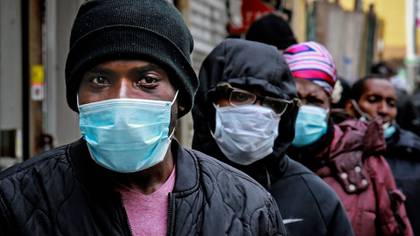 Filas para recibir alimentos y mascarillas en Harlem, Nueva York. (Bebeto Matthews/Associated Press)