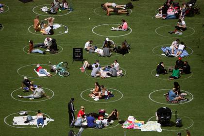 El Domino Park de Nueva York, con marcas para delimitar lugares para quienes van a pasar la tarde (REUTERS/Andrew Kelly)
