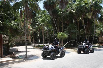 Policías mexicanos custodian el cumplimiento de la cuarentena en Cancún, en el estado de Quintana Roo (EFE/ Lourdes Cruz) 