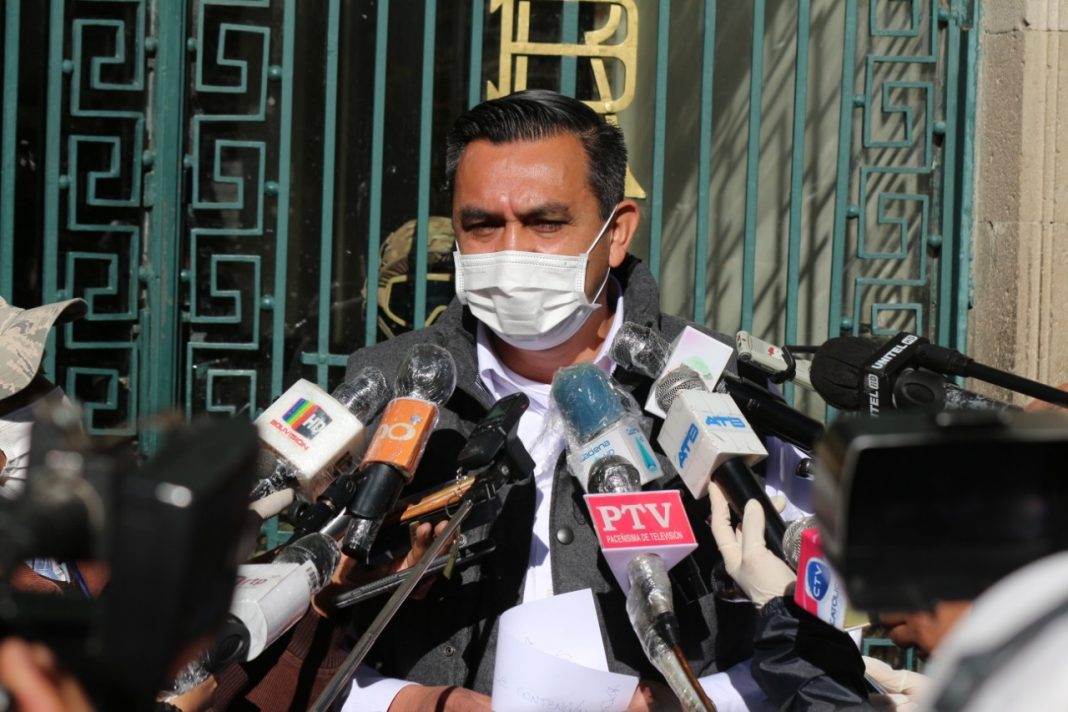 Ministro de la Presidencia Yerko Núñez en puertas del Palacio Quemado