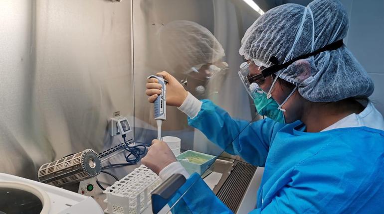 Personal médico procesa pruebas. | Adrián Oliva Alcázar
