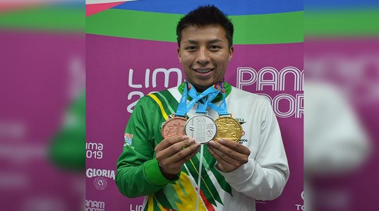 El raquetbolista Conrrado Moscoso muestra las tres medallas que conquistó en Lima 2019. | Betty Rojas
