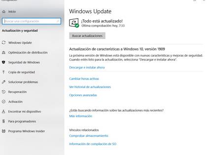 Buscar actualización dentro de Windows Update. En el caso de la captura de pantalla, primero habría que actualizar a la versión 1909 antes de poder recibir la última versión, que es las 2004.