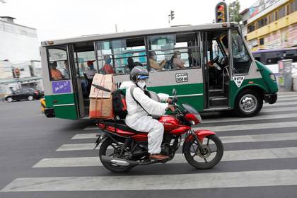 Un hombre maneja una moto en la alcaldía Iztapalapa a medida que la pandemia del coronavirus continúa en Ciudad de México (Foto: Reuters/Carlos Jasso)