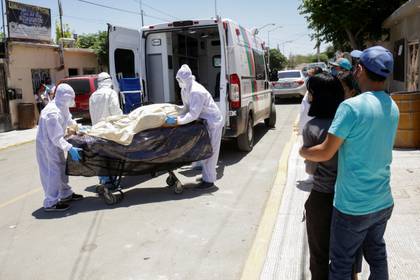 Paramédicos transportan el cuerpo de una persona que falleció de coronavirus en Ciudad Juarez (Foto: Reuters/Jose Luis Gonzalez)