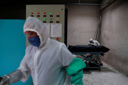 Personal de un crematorio trabajando con cuerpos de personas que fallecieron de coronavirus (Foto: Reuters/Carlos Jasso)