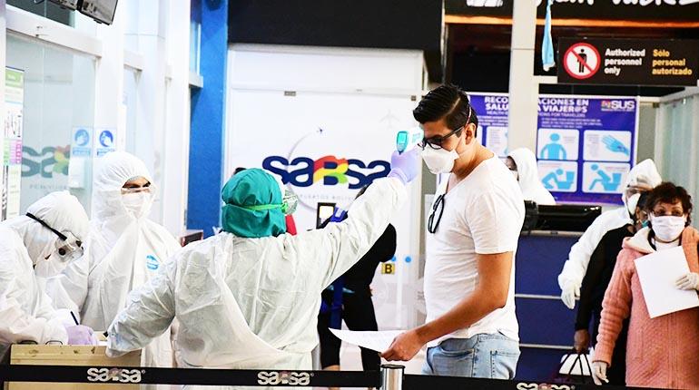 Pruebas de bioseguridad por parte de Sabsa en el aeropuerto Jorge Wilstermann. | Carlos López