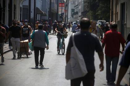 Imagen de archivo de personas en una calle en medio de la pandemia de coronavirus, en Lima, Perú, Mayo 8, 2020 (REUTERS/Sebastián Castañeda)