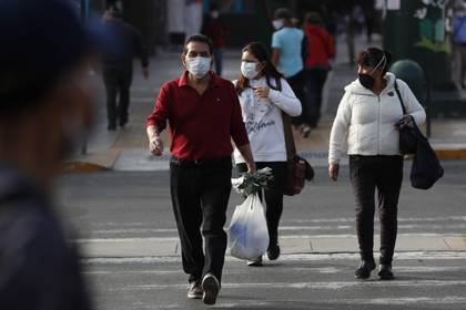 Fotografía del 26 de mayo de 2020 de transeúntes en las calles de Lima (Perú). EFE/Paolo Aguilar