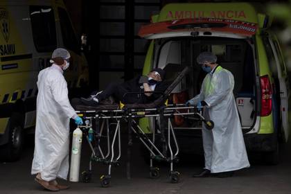 Trabajadores del servicio de Atención Médico de Urgencias (SAMU) y del Hospital San José trasladan a un paciente al servicio de urgencias para adultos, el pasado 10 de mayo del 2020 en Santiago (Chile). EFE/Alberto Valdés.