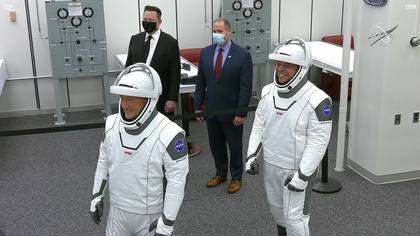 El fundador de SpaceX Elon Musk y el administrador de la NASA Jim Bridenstine posan para una foto con los astronautas de la NASA Douglas Hurley y Robert Behnken antes de que se dirijan a la plataforma de lanzamiento 39A en Cabo Cañaveral, en Florida, Estados Unidos. 27 de mayo de 2020. (Reuters)