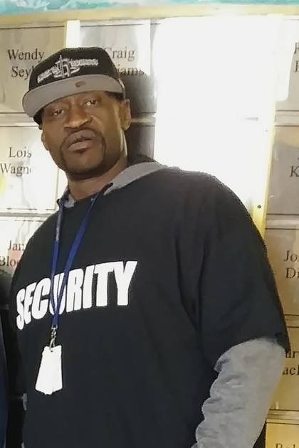 Su amigo Christopher Harris proveyó esta imagen de George Floyd, retratado mientras trabaja como personal de seguridad en Minneapolis (Christopher Harris via AP)