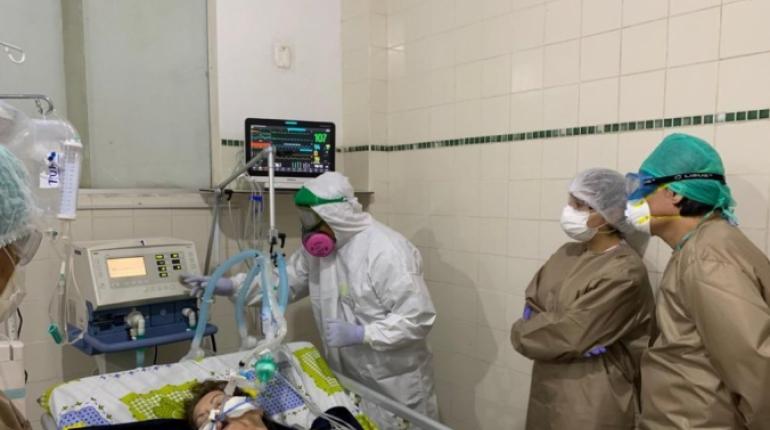 Médicos atienden a paciente que requiere apoyo de respiración en Beni. | Eju