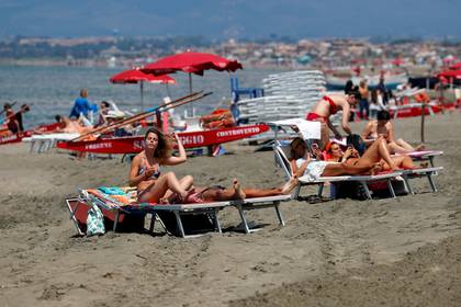 Italia afronta el primer fin de semana de playas abiertas (REUTERS/Remo Casilli)
