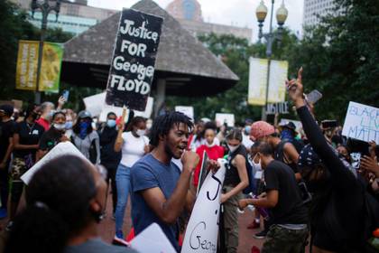 Personas protestan por el asesinato de George Floyd