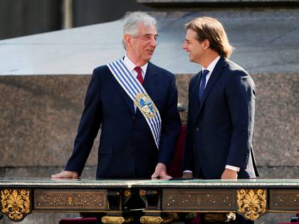 Tabare Vazquez y Luis Lacalle Pou en la ceremonia de cambio de mando, el 1 de marzo de 2020 (REUTERS/Mariana Greif)