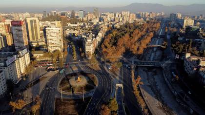 Fotografía aérea tomada con un dron de la Plaza Italia durante el primer día de cuarentena obligatoria para toda la Región Metropolitana al amanecer del 16 de mayo de 2020 en Santiago (Chile). EFE/Alberto Valdes