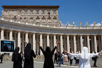 Monjas saludan al papa Francisco, quien se asomó a la plaza San Pedro desde el balcón apostólico (Reuters)