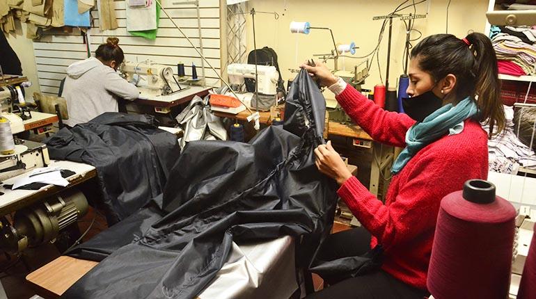 Taller textil que produce mamelucos de bioseguridad. | HERNÁN ANDIA