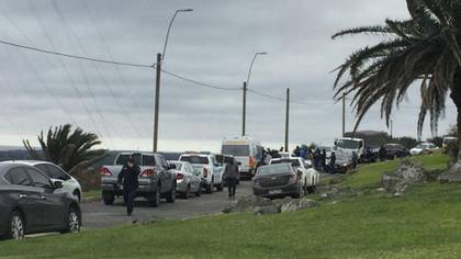 La policía trabaja en el lugar donde fueron hallados los tres marinos asesinados (Gentileza Subrayado)