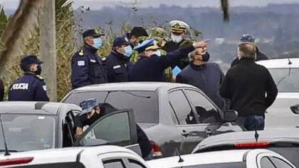 La policía, en el lugar donde hallaron los cadáveres