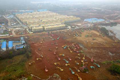 Las excavadoras en la obra del hospital para pacientes del nuevo coronavirus construido en Wuhan en pleno brote, el 24 de enero de 2020 (cnsphoto via REUTERS/Archivo Foto)