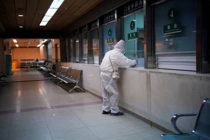 Una mujer con traje de protección en un hospital después de que se levantara el confinamiento en Wuhan, capital de la provincia de Hubei y epicentro del brote de la nueva enfermedad coronavirus (COVID-19) en China, el 13 de abril de 2020 (REUTERS/Aly Song)