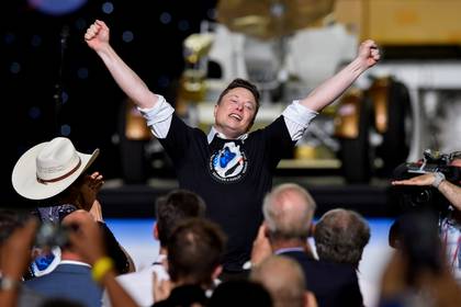 Elon Musk, fundador y CEO de SpaceX, celebra tras el lanzamiento del cohete Falcon 9 y la cápsula Crew Dragon (REUTERS/Steve Nesius)