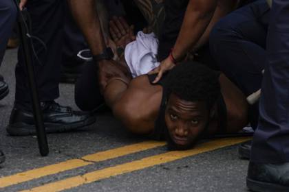Arresto de un manifestante en Brooklyn (Reuters)