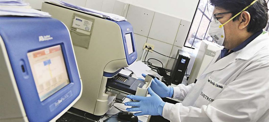 El termociclador utiliza la técnica PCR en tiempo real para detectar los casos positivos y negativos de Covid-19. Foto: Fuad Landívar