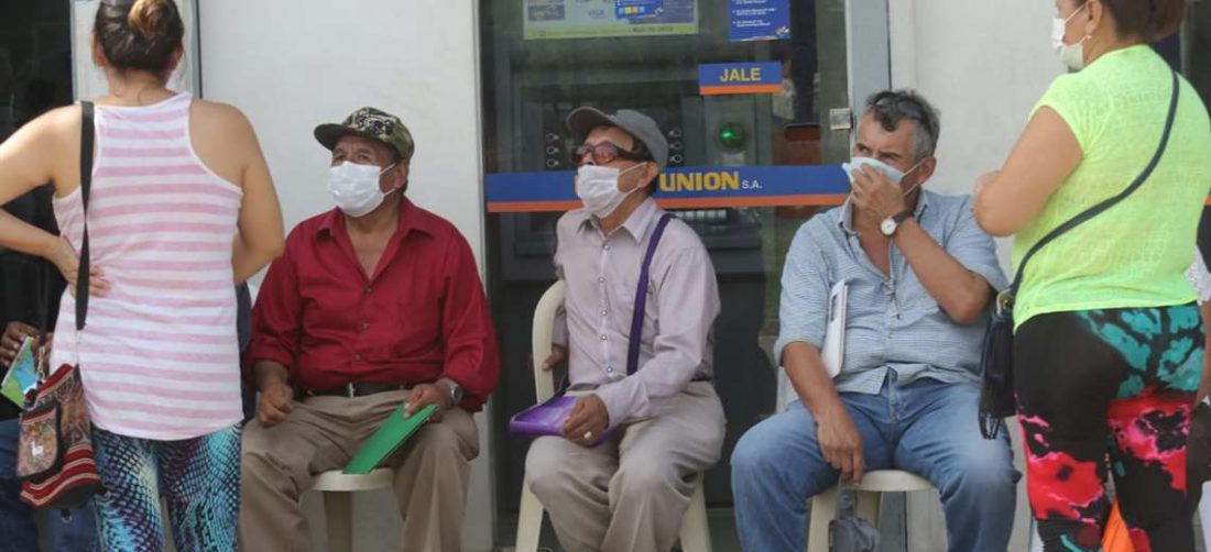 Los ancianos realizan largas colas en los bancos/