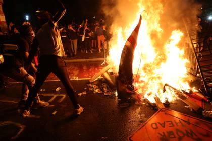 Manifestantes queman una bandera de los Estados Unidos durante las protestas del domingo a la noche en Washington. REUTERS/Jonathan Ernst