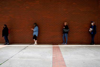 Personas que perdieron su trabajo esperan en la fila para solicitar beneficios de desempleo, luego de las cuarentenas por el brote de coronavirus, en el Centro de Fuerza Laboral de Arkansas en Fort Smith (Reuters)