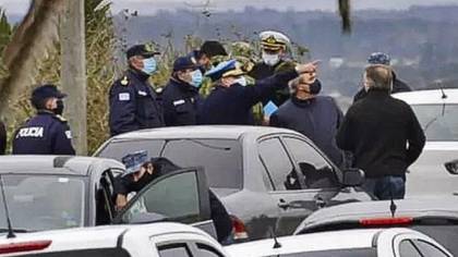 La policía uruguaya en el lugar donde fueron asesinados.