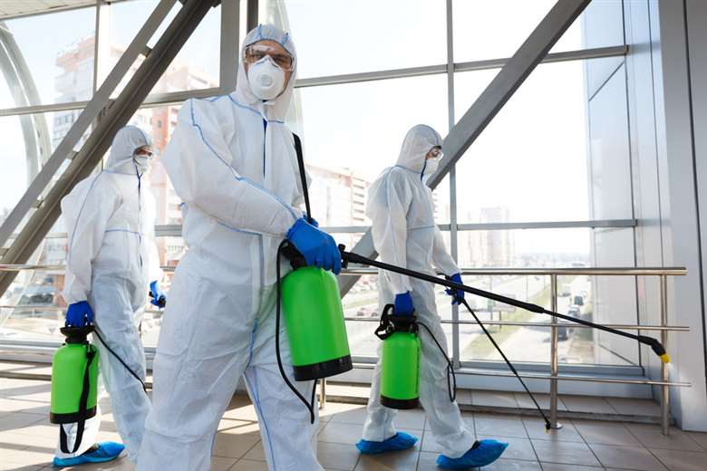 En el complejo que el Cine Center tiene en la ciudad de Santa Cruz ya se está realizando la desinfección de los ambientes, como medida de precaución.