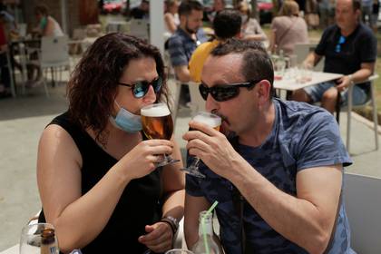 Una pareja bebe cerveza en una terraza de Madrid (Reuters)
