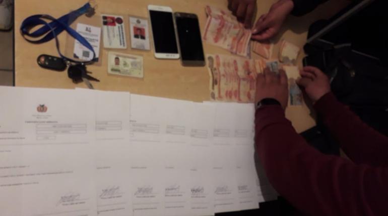 Documentos decomisados a los falsificadores. | Los Tiempos