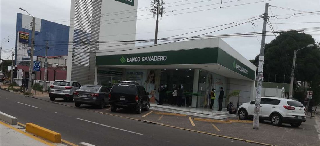En algunas entidades financieras de la capital cruceña, no se percibió la aglomeración de días pasados. Foto: Álvaro Rosales M.