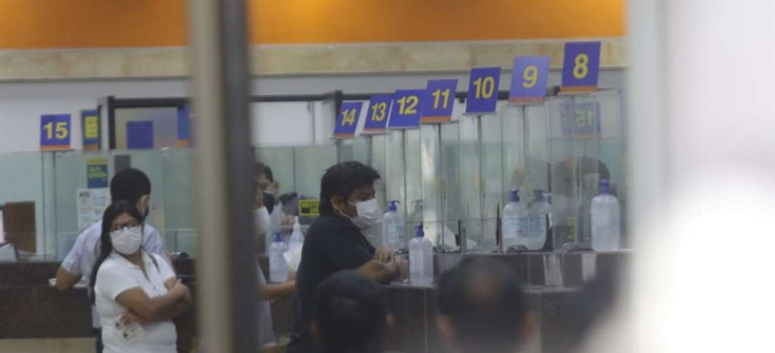 Las autoridades piden respetar las reglas de distanciamiento y seguir las reglas dictadas por las entidades financieras al momento de la atención. Foto: Ipa Ibañez